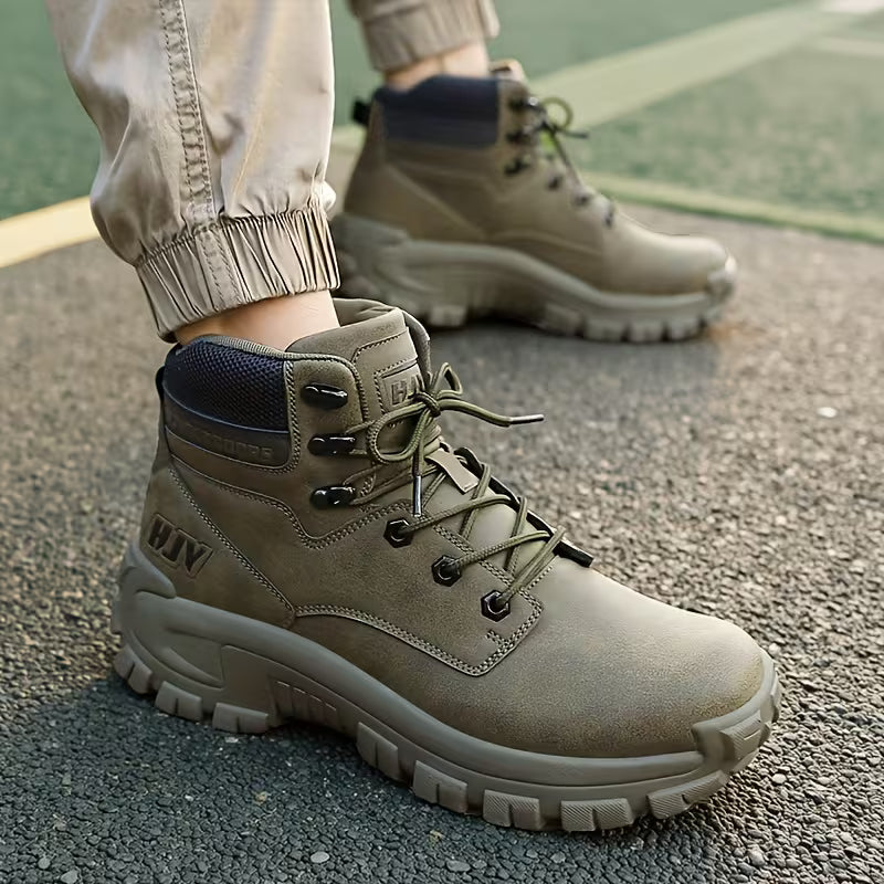 Bota de exterior de caña media en cuero natural con suela técnica antideslizante