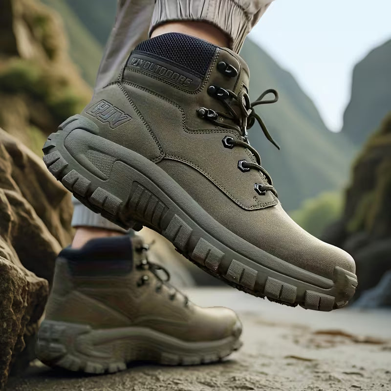 Bota de exterior de caña media en cuero natural con suela técnica antideslizante