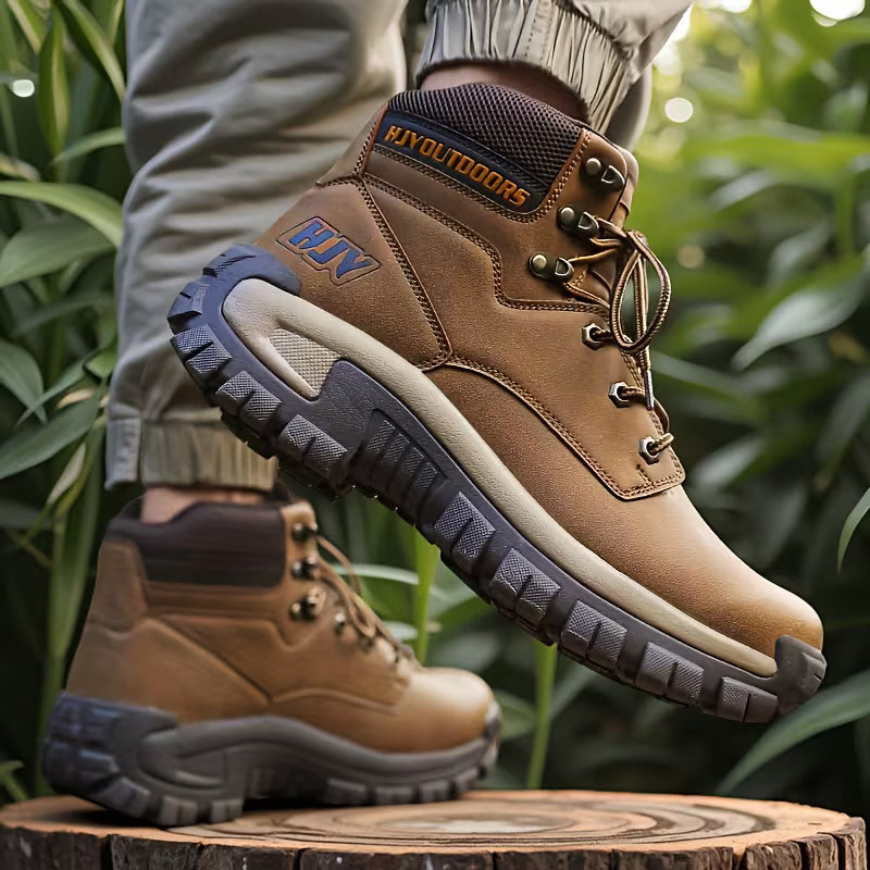 Bota de exterior de caña media en cuero natural con suela técnica antideslizante