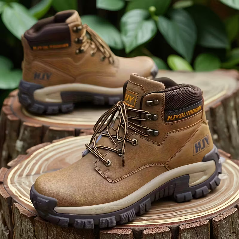 Bota de exterior de caña media en cuero natural con suela técnica antideslizante